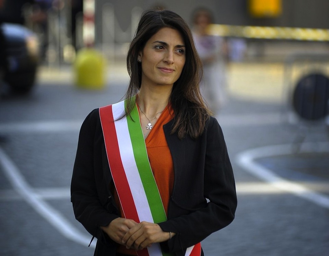 Il sindaco Virginia Raggi per la prima volta indossa la fascia tricolore.